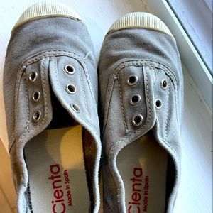 Cienta slip on tennis shoes